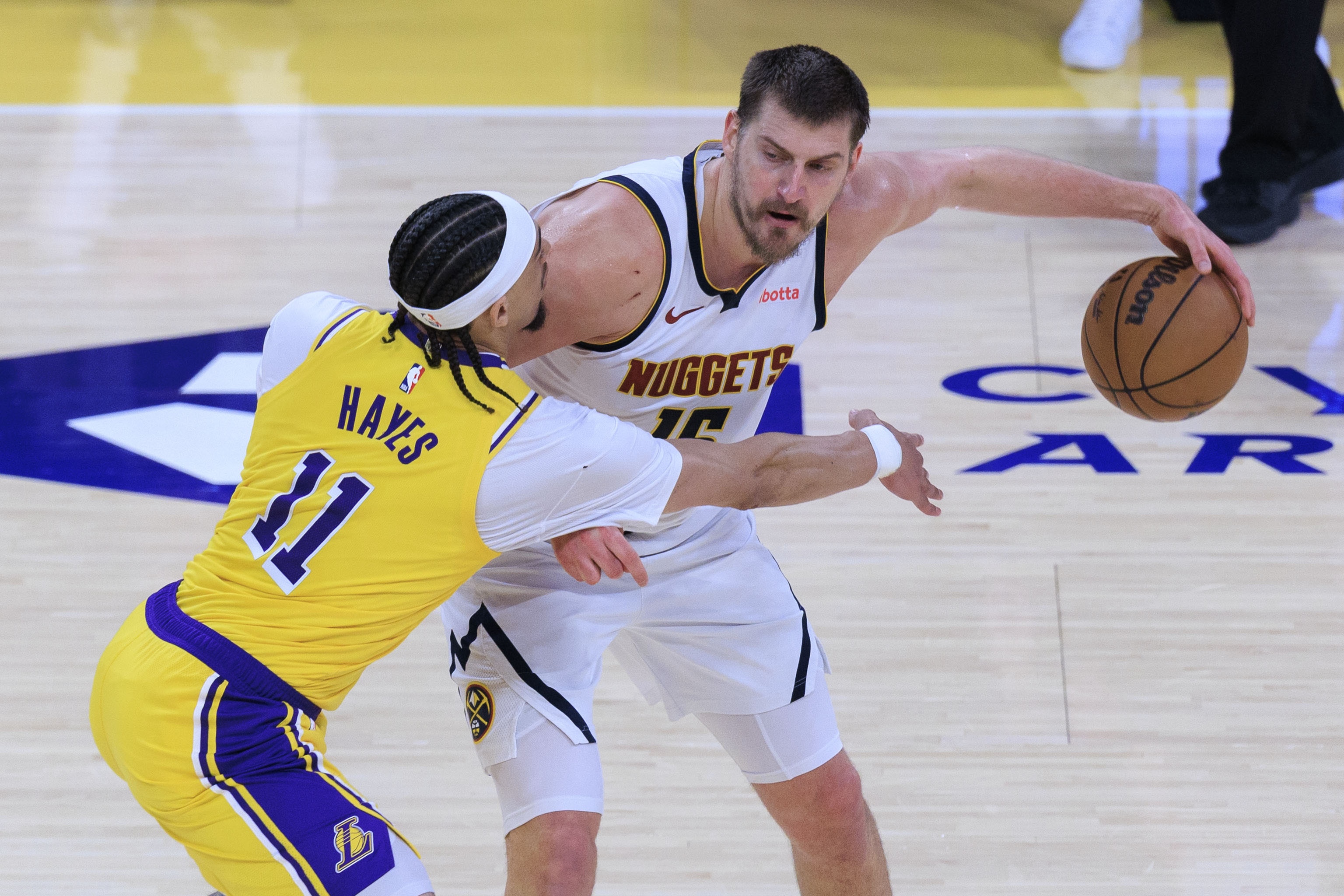 斯玛特：我们对约基奇采取了不同的防守方式 很多甚至是临场发挥