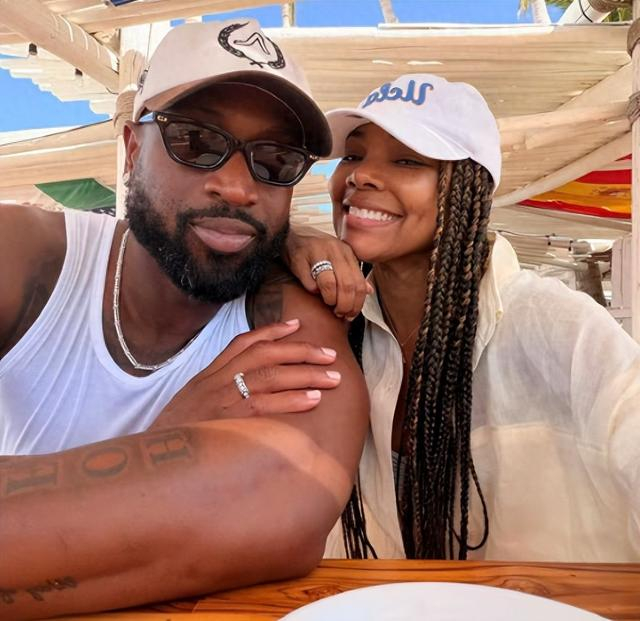 世界杯手机版本下载-韦德带一家度假，44岁身家过亿，二婚妻子是火辣演员，比他大10岁|德维恩·韦德|科比-布莱恩特|迈克尔·乔丹|詹姆斯·哈登|得分后卫_新浪体育_新浪新闻